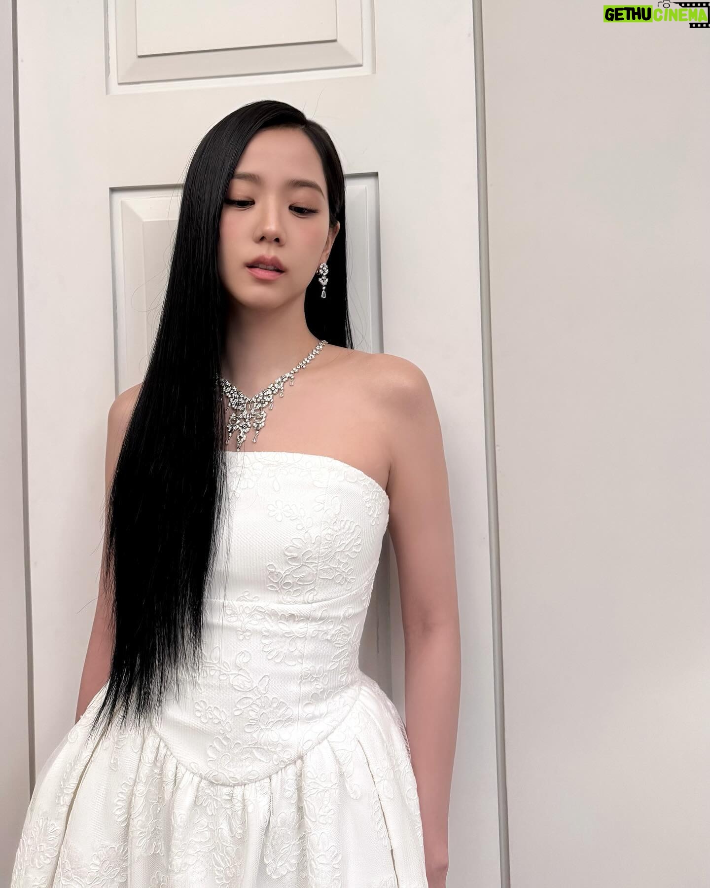 Kim Jisoo Instagram - ♥️ @cartier #CartierHighJewelry #LeVoyageRecommencé