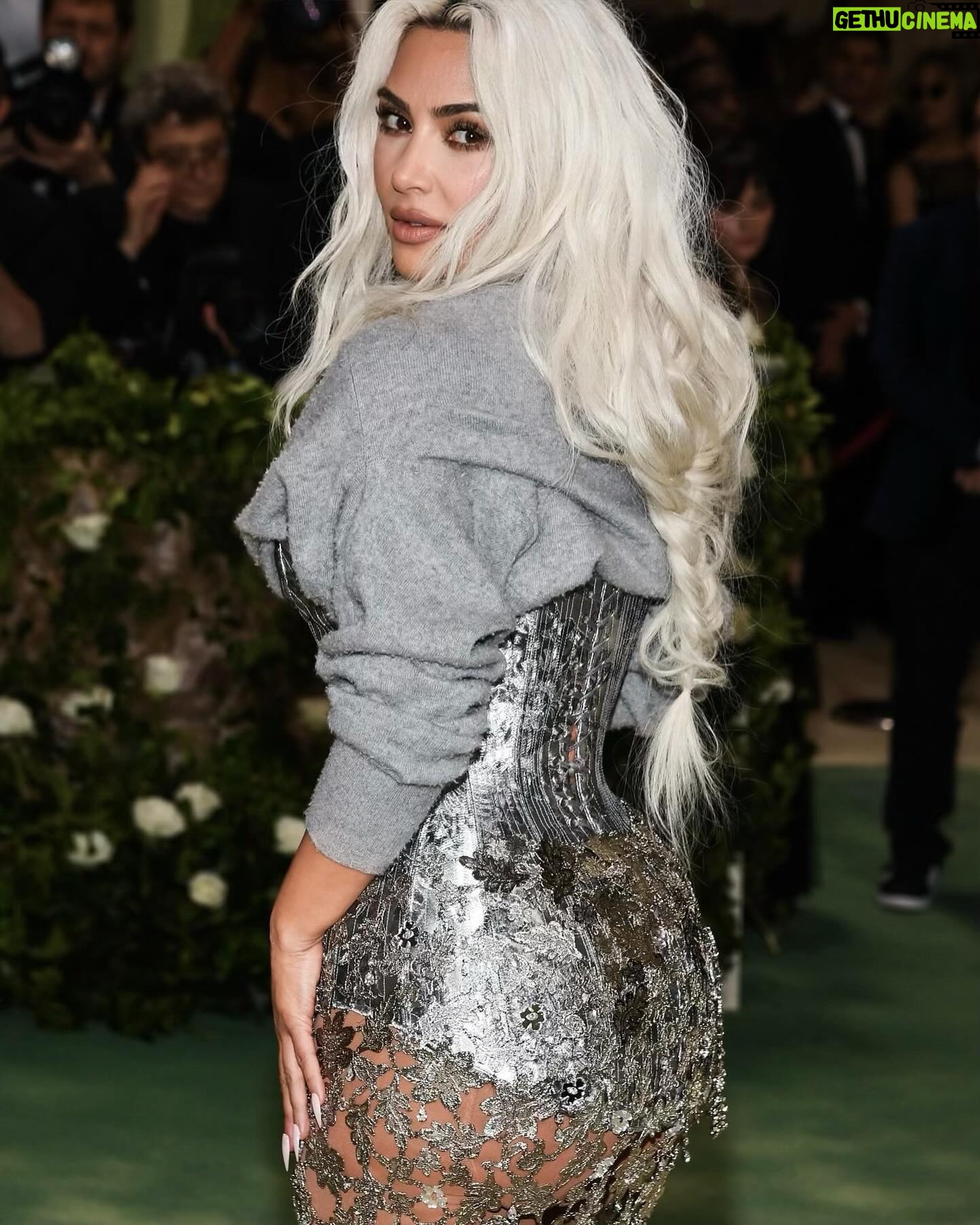 Kim Kardashian Instagram - Magical dreams do come true at the Met, thank you @jgalliano @lexyroche and the entire @maisonmargiela team that made this vision come to life! ✨ including my glam team @superrrdani @mariodedivanovic @chrisappleton1 I am forever grateful.