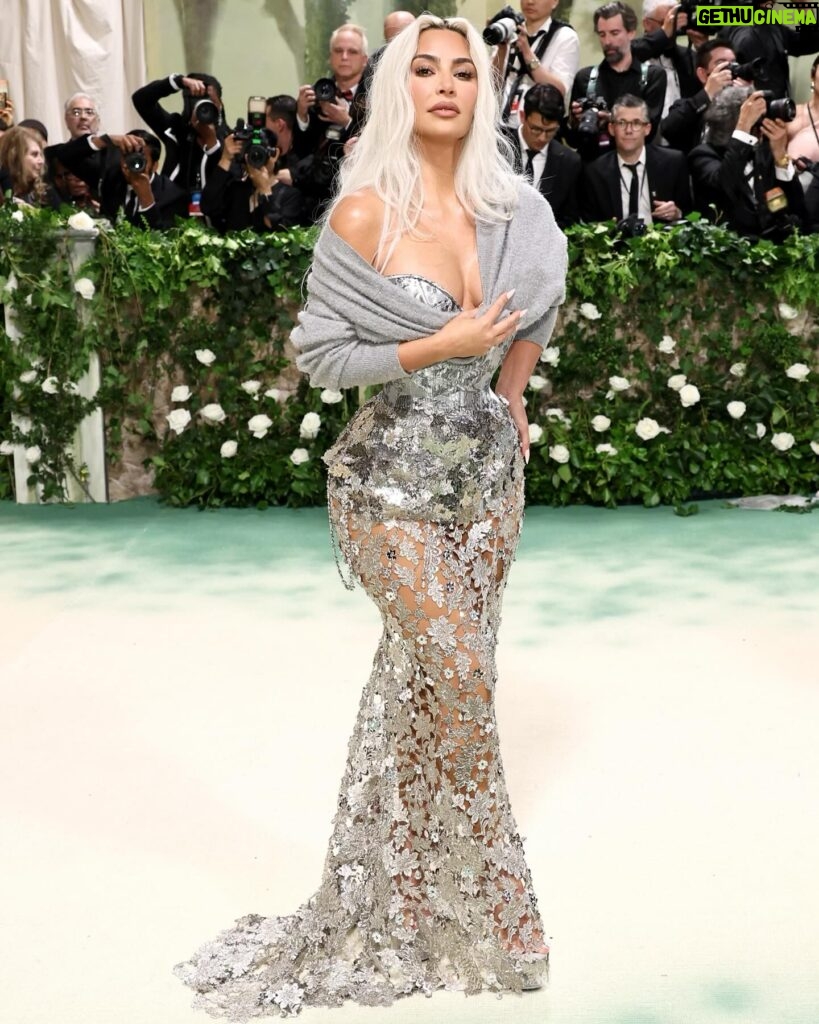 Kim Kardashian Instagram - Magical dreams do come true at the Met, thank you @jgalliano @lexyroche and the entire @maisonmargiela team that made this vision come to life! ✨ including my glam team @superrrdani @mariodedivanovic @chrisappleton1 I am forever grateful.