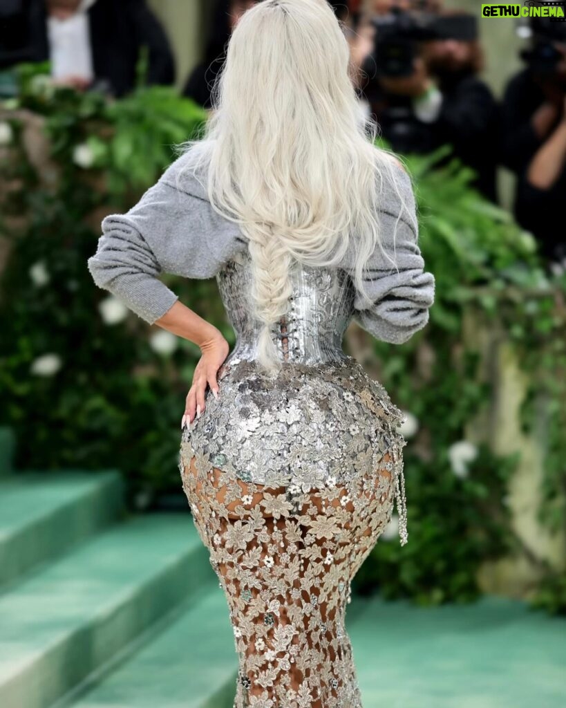 Kim Kardashian Instagram - Magical dreams do come true at the Met, thank you @jgalliano @lexyroche and the entire @maisonmargiela team that made this vision come to life! ✨ including my glam team @superrrdani @mariodedivanovic @chrisappleton1 I am forever grateful.
