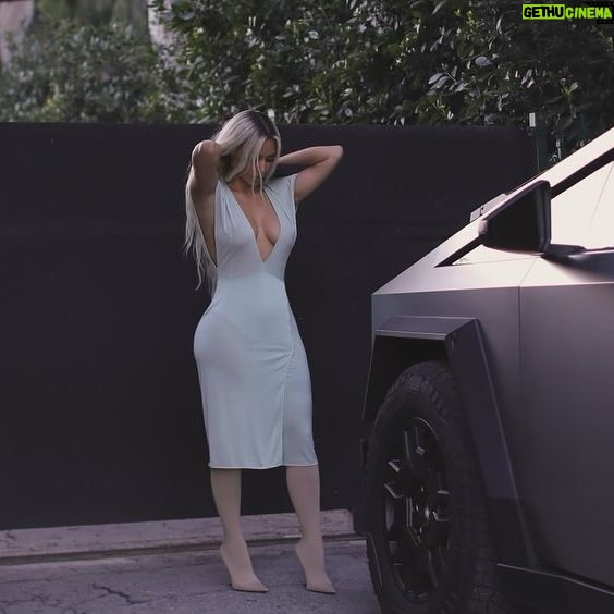 Kim Kardashian Instagram - Santa Barbara Stroll