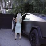 Kim Kardashian Instagram – Santa Barbara Stroll