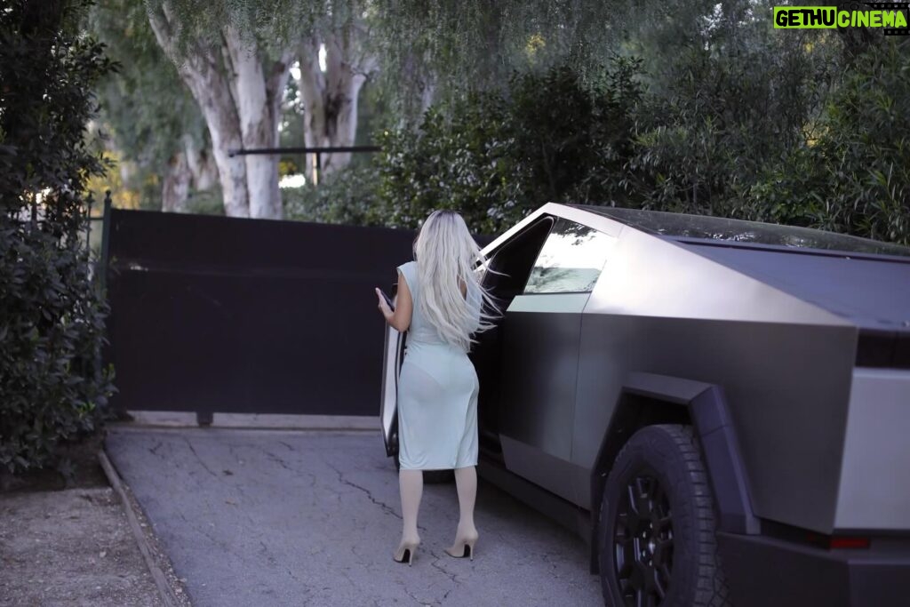 Kim Kardashian Instagram - Santa Barbara Stroll