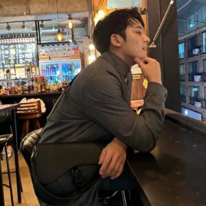 Mingyu Instagram - Good evening🖤

#Dior
#DiorSummer24