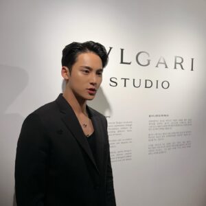 Mingyu Instagram - Bulgari Night🖤

@bulgari 
#불가리 
#불가리스튜디오 
#Bzero1