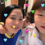 Kim Na-young Instagram – 오늘의 감사♥️
1. 일마치고 집에 들어오니 이준이가 뛰어나와 와락 안기며 귀에 대고 ‘고생했지?’ 하고 속삭여줬다.🫠 이런 다정한 말을 해주는 아이가 우리집에 있는 것에 감사🩵
2. 내가 떠올라서 안 살 수 없었다는 튤립 한다발! 따뜻한 맘에 감사💚🌷
3. 아침 촬영에 지수씨가 고이 건네준 먹태깡 두봉지! 이걸 마트에서 발견하고 내 생각해준 귀여운 맘에 감사💛
4. 증명사진 찍으러 들어간 사진관 사장님의 담백한 포토샵 실력에 감사💙
5.6.7.8……사진으로 남기지 못한 수없이 많은 감사가 넘치는 하루였다.🙏🔥