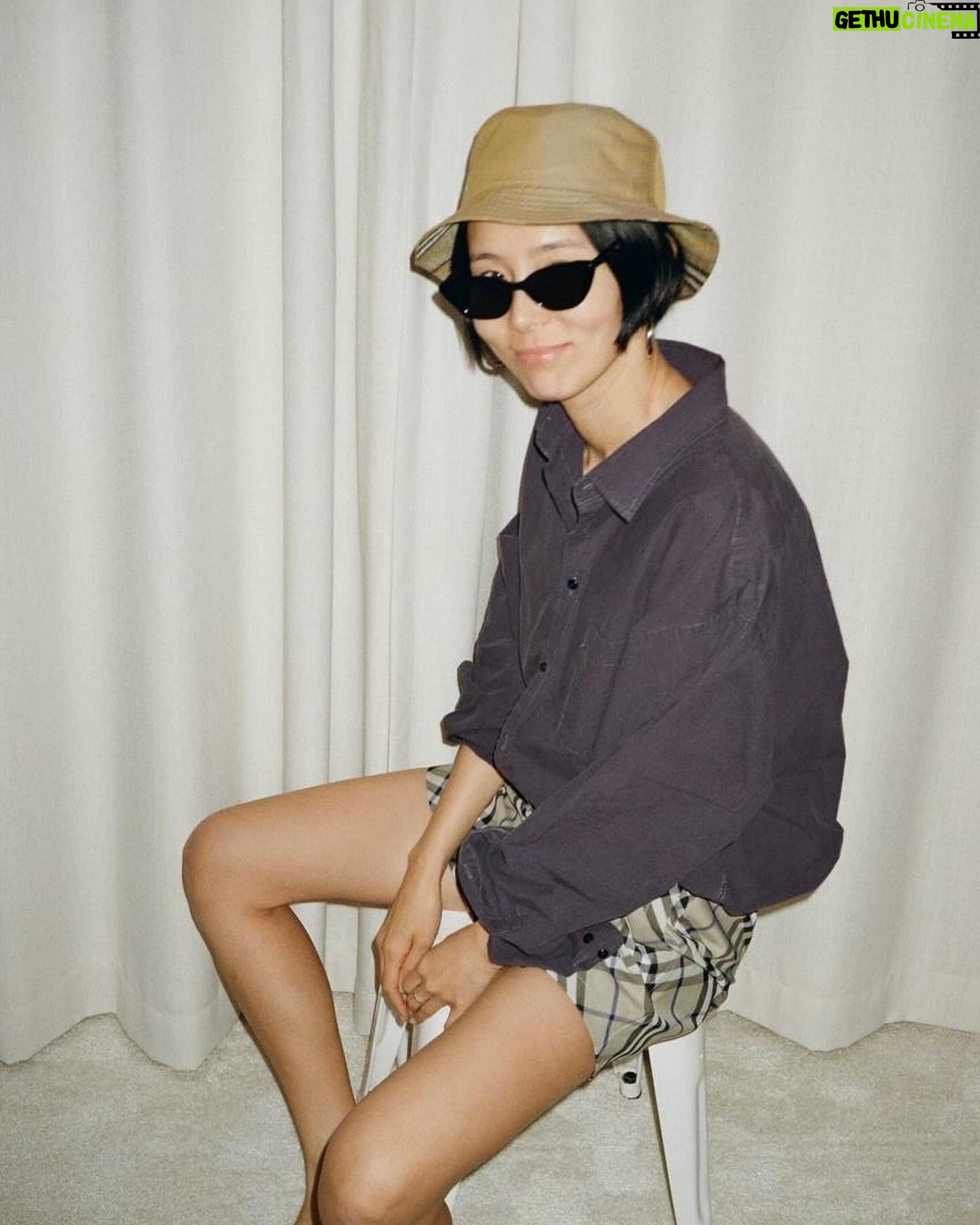 Kim Na-young Instagram - #AD 버버리 고유의 체크를 재해석한 버버리 클래식 컬렉션🖤 #burberry