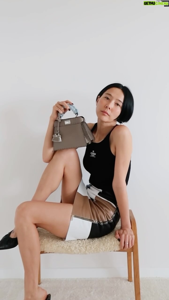 Kim Na-young Instagram - #광고 펜디 피카부백을 다양하게 꾸밀 수 있어요 👜💛 @fendi #fendi #FendiPeekaboo