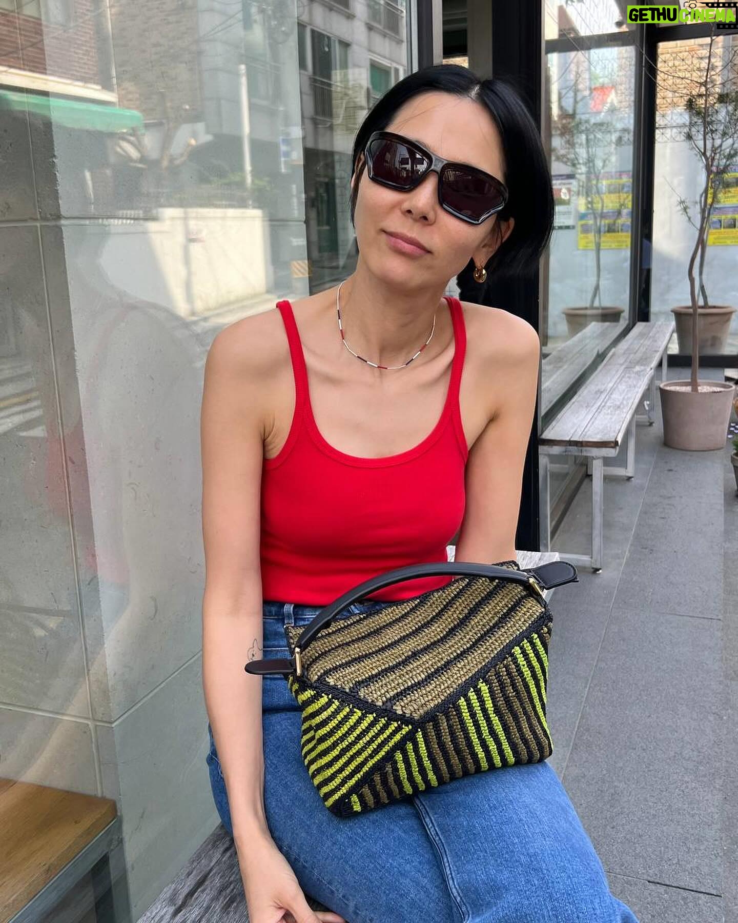 Kim Na-young Instagram - 로에베의 파울라이비자 컬렉션이 신세계강남 1층에 팝업을 오픈했다고 해요. 💛 제가 들고 있는 가방은 로에베의 아이코닉한 퍼즐백의 우븐라피아버전인데 여름에 포인트 주기 딱 좋은 가방인거 같아요. 팝업은 28일까지니까 많이많이 구경가셔서 여름을 미리 느껴보세요. ☀️😎🏝️ (그리고 로에베의 모든 바스켓백 구매시 바스켓백 직조 지역사회에 기부된다고 하네요.) #LOEWE #LOEWEPaulas