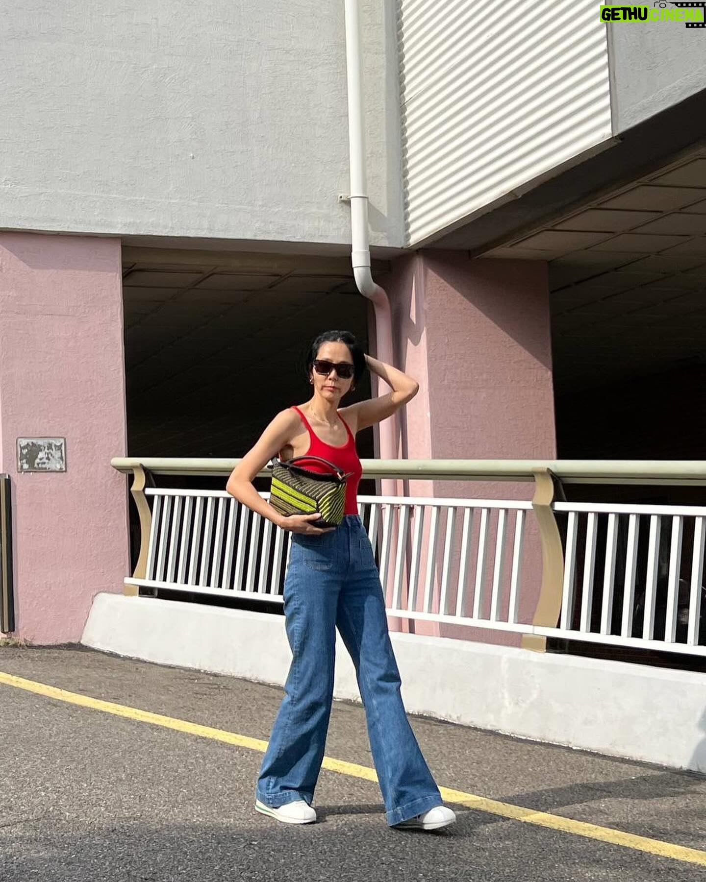 Kim Na-young Instagram - 로에베의 파울라이비자 컬렉션이 신세계강남 1층에 팝업을 오픈했다고 해요. 💛 제가 들고 있는 가방은 로에베의 아이코닉한 퍼즐백의 우븐라피아버전인데 여름에 포인트 주기 딱 좋은 가방인거 같아요. 팝업은 28일까지니까 많이많이 구경가셔서 여름을 미리 느껴보세요. ☀️😎🏝️ (그리고 로에베의 모든 바스켓백 구매시 바스켓백 직조 지역사회에 기부된다고 하네요.) #LOEWE #LOEWEPaulas