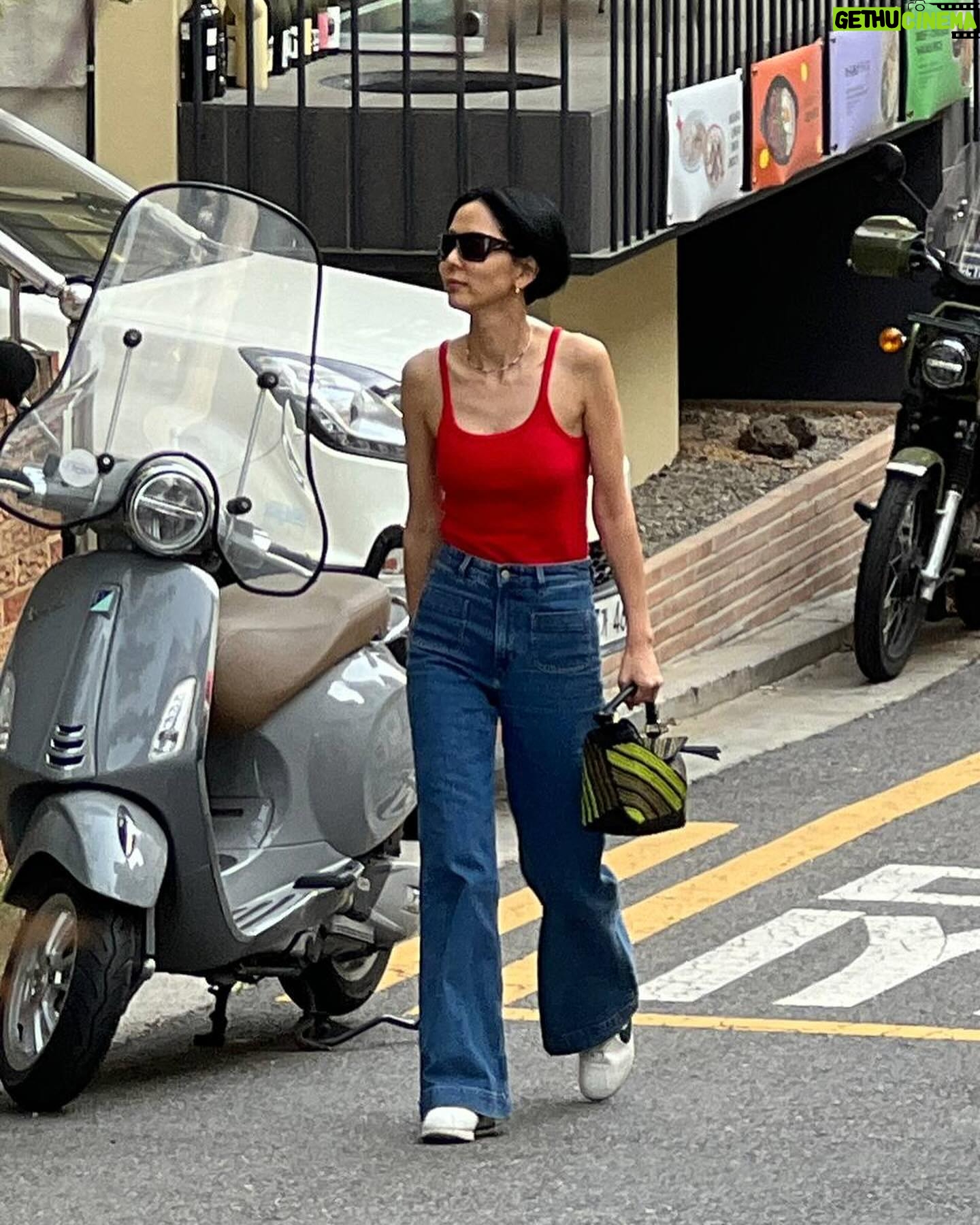 Kim Na-young Instagram - 로에베의 파울라이비자 컬렉션이 신세계강남 1층에 팝업을 오픈했다고 해요. 💛 제가 들고 있는 가방은 로에베의 아이코닉한 퍼즐백의 우븐라피아버전인데 여름에 포인트 주기 딱 좋은 가방인거 같아요. 팝업은 28일까지니까 많이많이 구경가셔서 여름을 미리 느껴보세요. ☀️😎🏝️ (그리고 로에베의 모든 바스켓백 구매시 바스켓백 직조 지역사회에 기부된다고 하네요.) #LOEWE #LOEWEPaulas