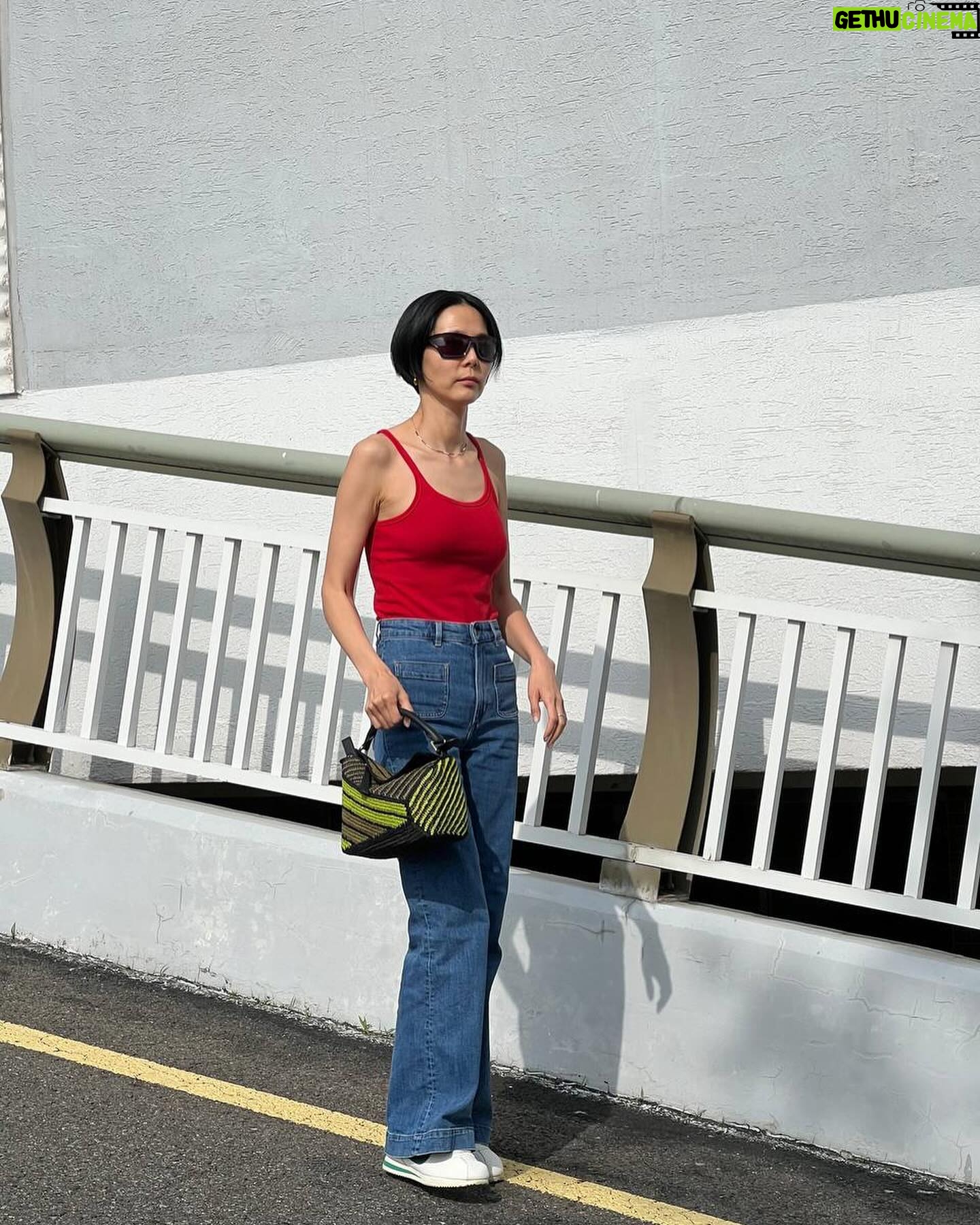 Kim Na-young Instagram - 로에베의 파울라이비자 컬렉션이 신세계강남 1층에 팝업을 오픈했다고 해요. 💛 제가 들고 있는 가방은 로에베의 아이코닉한 퍼즐백의 우븐라피아버전인데 여름에 포인트 주기 딱 좋은 가방인거 같아요. 팝업은 28일까지니까 많이많이 구경가셔서 여름을 미리 느껴보세요. ☀️😎🏝️ (그리고 로에베의 모든 바스켓백 구매시 바스켓백 직조 지역사회에 기부된다고 하네요.) #LOEWE #LOEWEPaulas