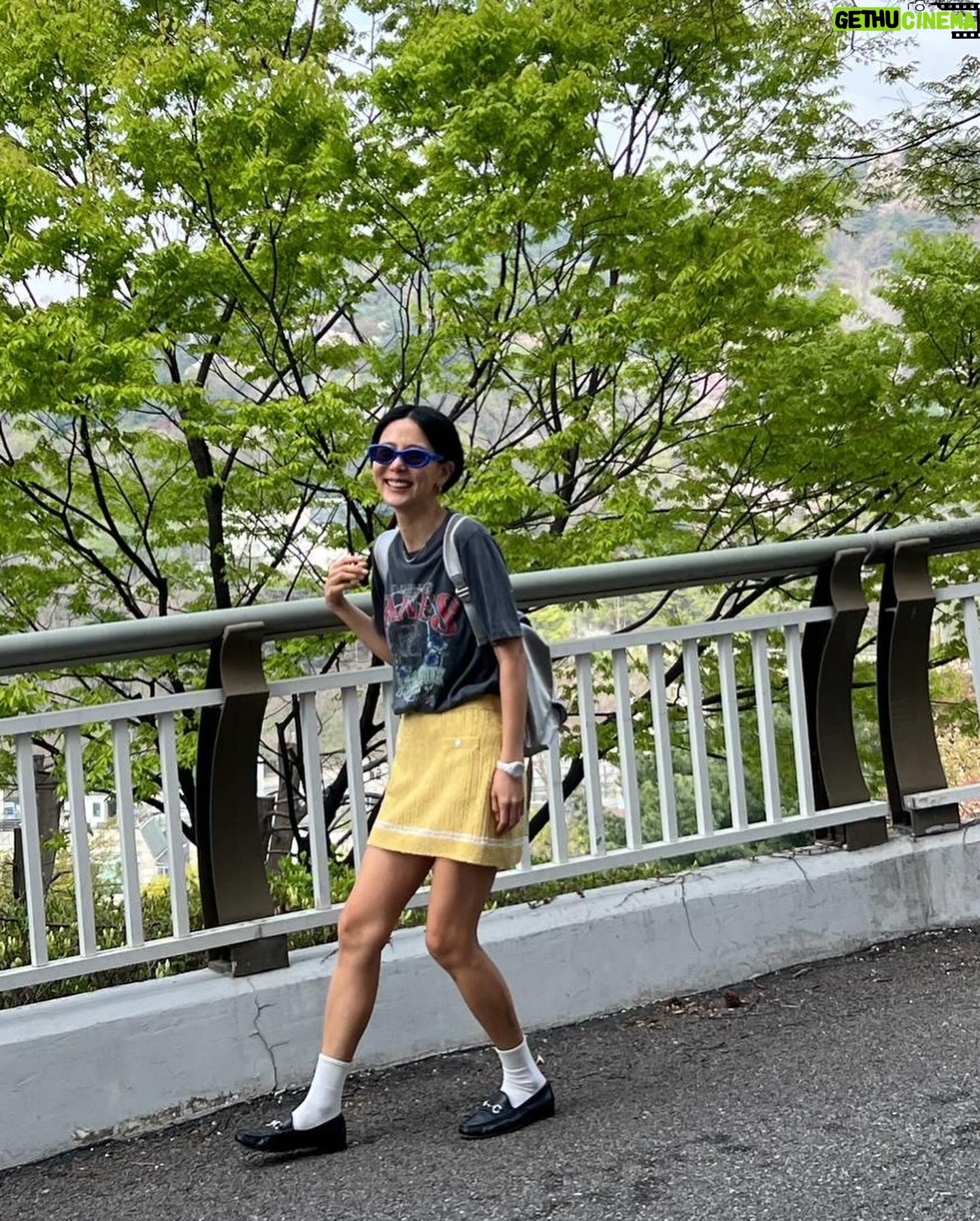 Kim Na-young Instagram - 예쁜 티셔츠 하나만 가볍게 입고 나갈 수 있는 계절 너무 사랑해💛💚♥️🩵🩷🖤 #광고 #레이브 #RAIVE