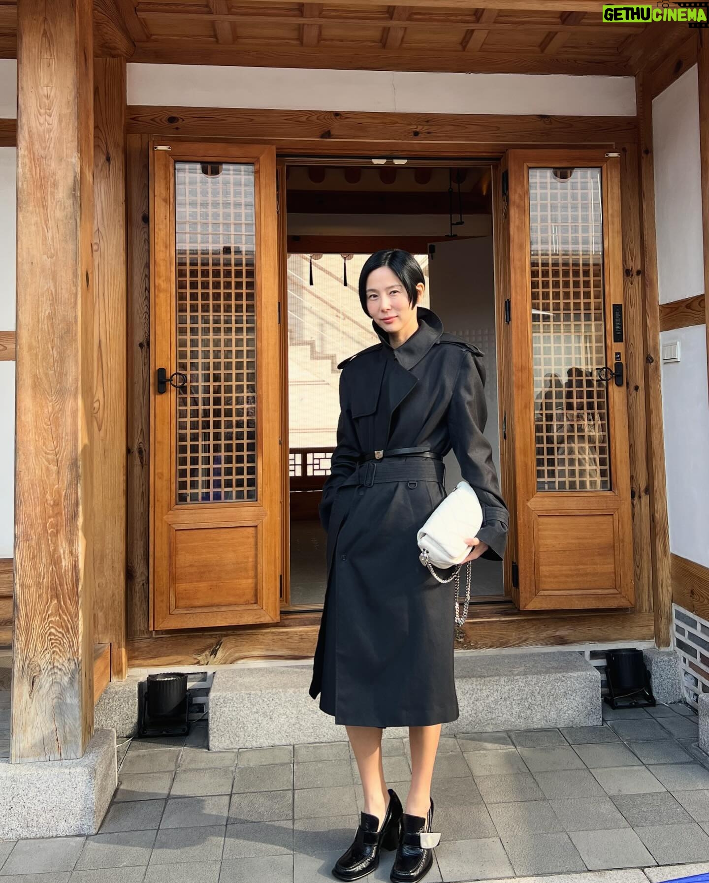 Kim Na-young Instagram - 어제는 버버리 SS24 컬렉션 프리젠테이션에 다녀왔지요👜🐻 #burberry #버버리