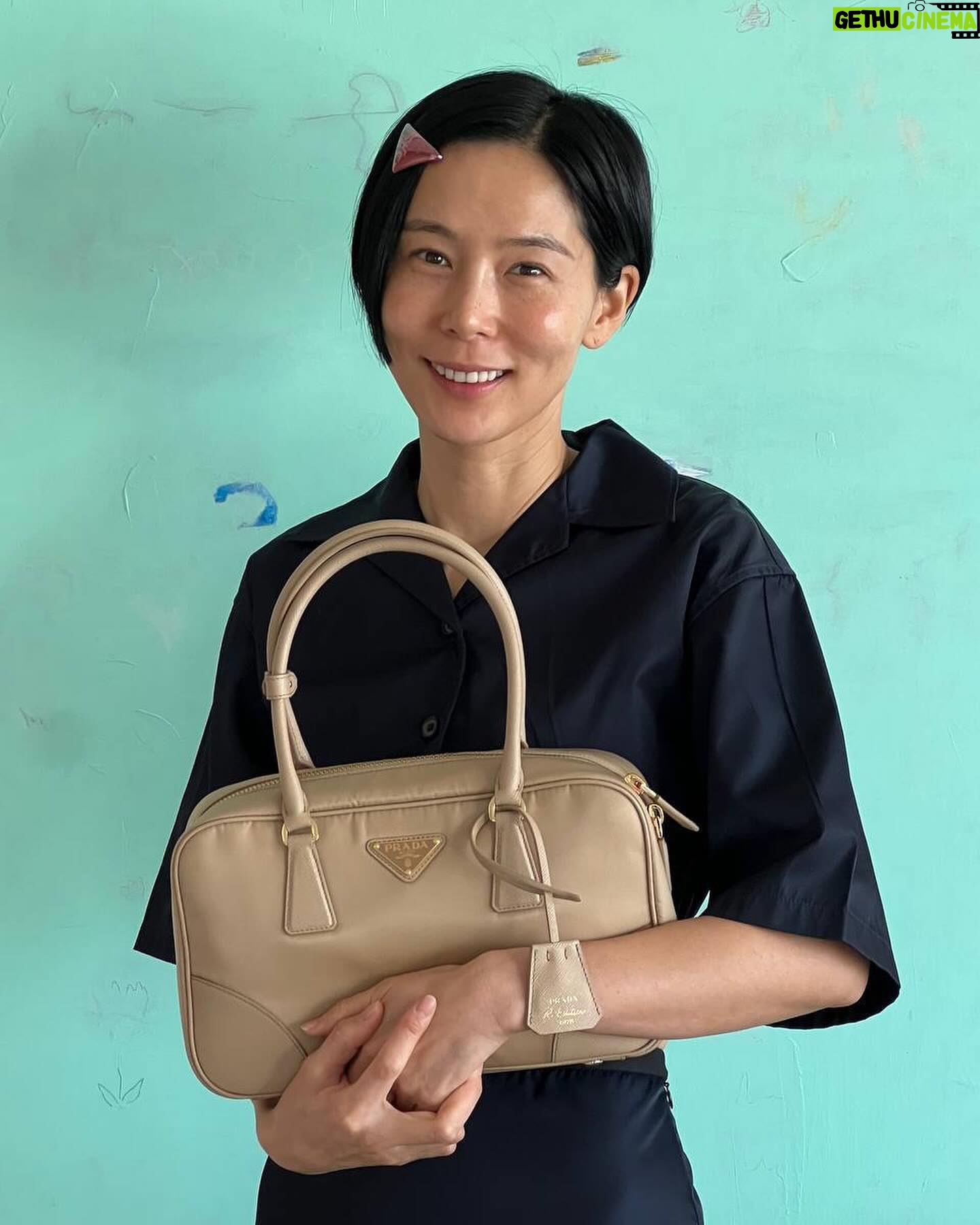 Kim Na-young Instagram - #ad Celebrating the new #PradaReNylon 프라다의 새로운 리-나일론 백을 소개합니다. 👜🖤