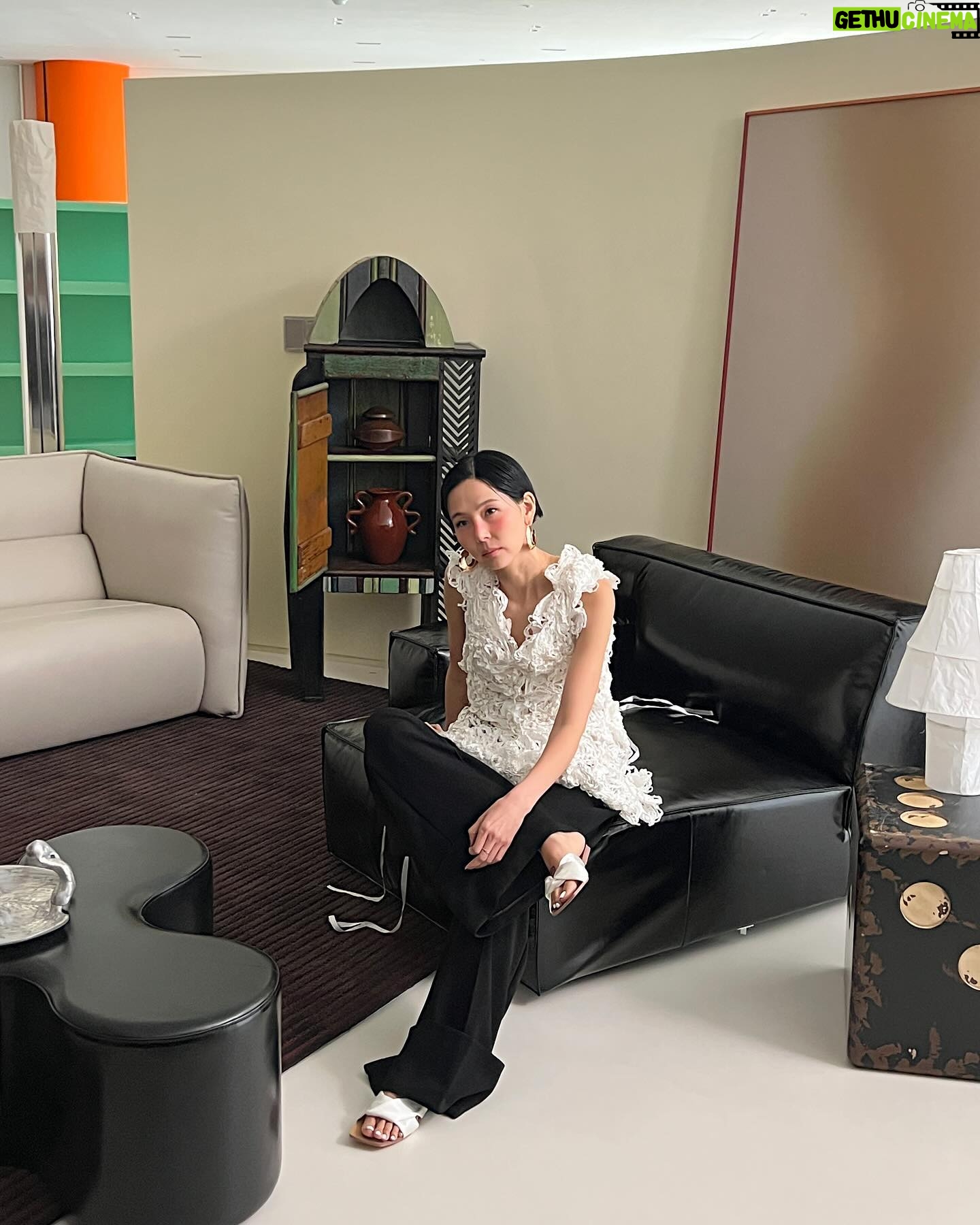 Kim Na-young Instagram - 여러분, 어떤 소파가 가장 맘에 드시나요? 알로소 소파의 주인이 되세요🛋️ (노필터티비로 모여요.소곤소곤) @alloso_official