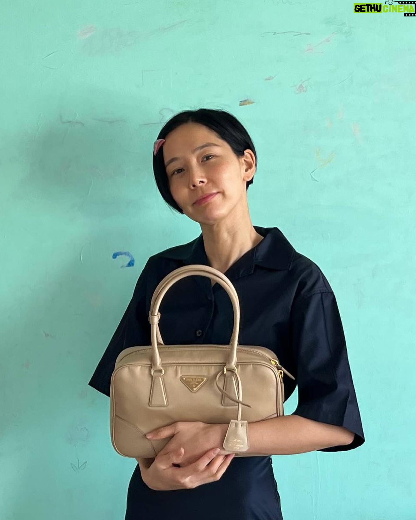 Kim Na-young Instagram - #ad Celebrating the new #PradaReNylon 프라다의 새로운 리-나일론 백을 소개합니다. 👜🖤