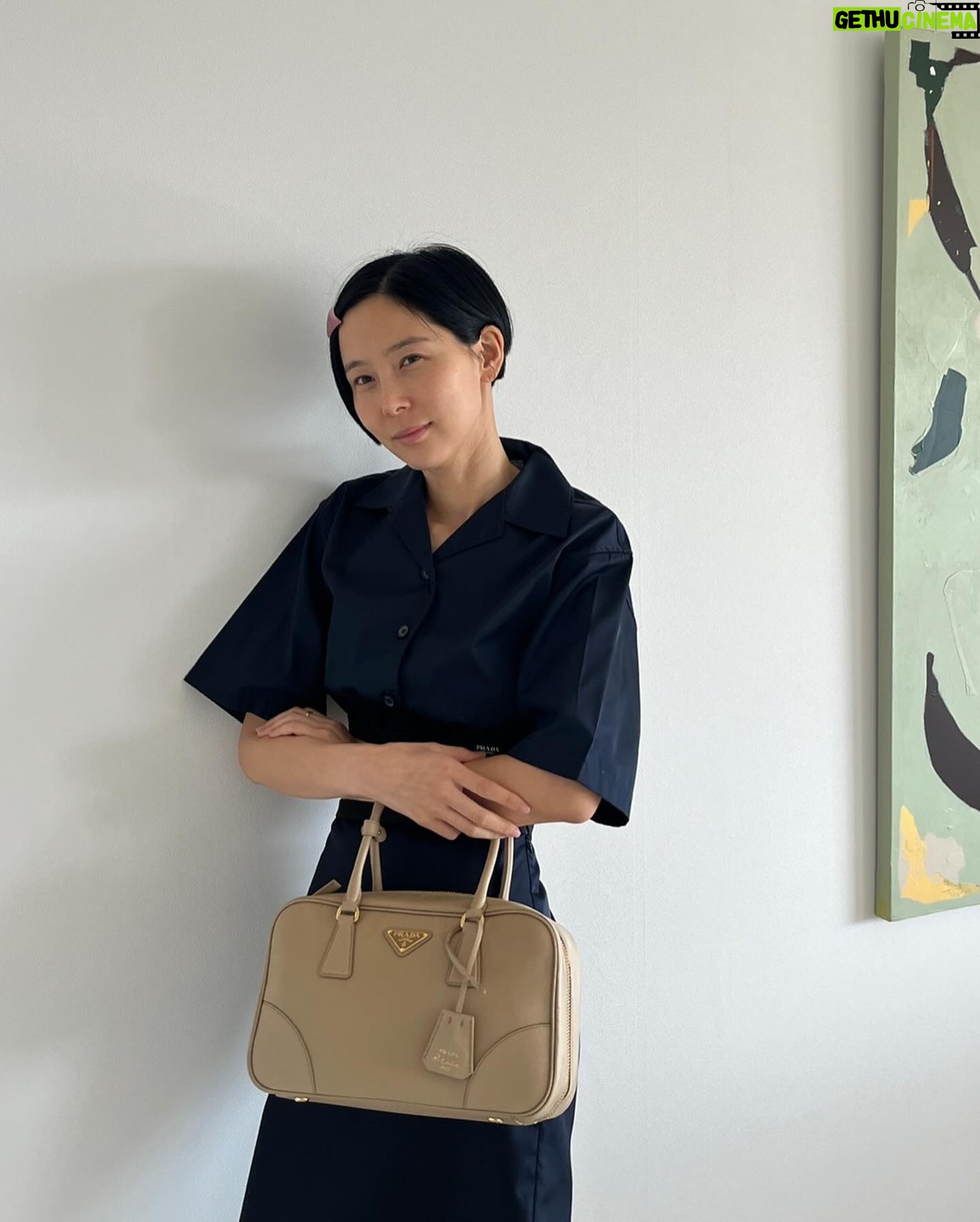 Kim Na-young Instagram - #ad Celebrating the new #PradaReNylon 프라다의 새로운 리-나일론 백을 소개합니다. 👜🖤