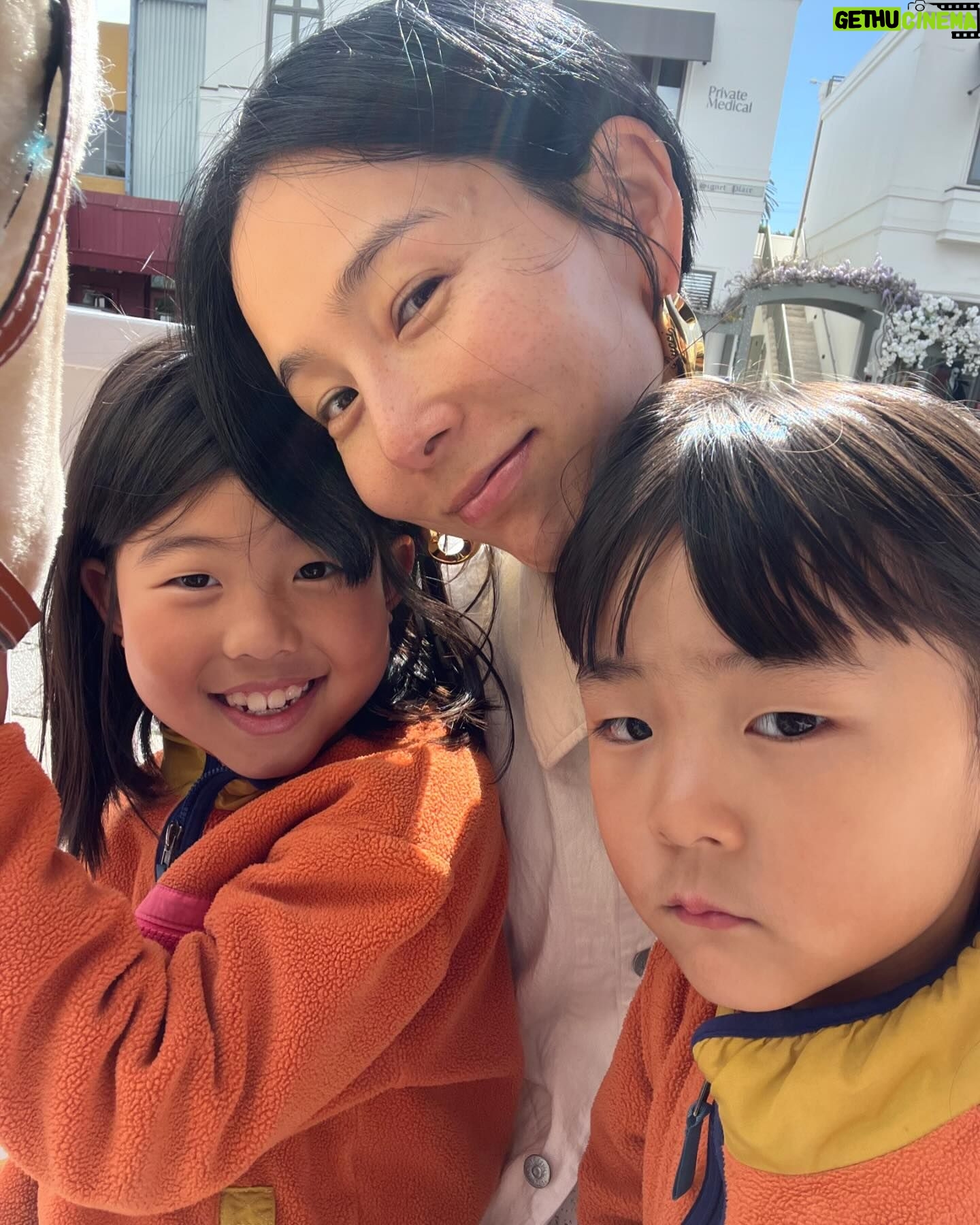 Kim Na-young Instagram - 1.건강하게 여행 잘 마무리 했습니다.🖤 2.신우야, 발끝을 사진끝에 맞춰 3.신우가 찍어준 사진 4.신우와 나 5.6 마지막 공항 가는 날 선물같은 길을 만남 7.기름진 음식 많이 먹으니까 팻다운 8.이준이 닮은 바다사자 9. 딸엄마인척 남의 딸이랑 셀카 👧