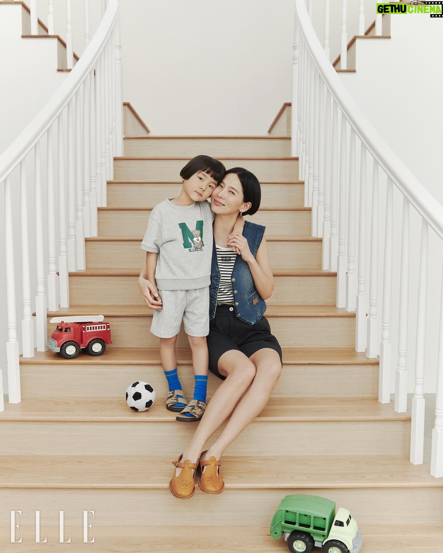 Kim Na-young Instagram - 마리떼와 엘르와 함께 즐겁게 찍은 우리 가족 화보가 짜잔🩵🦄🎡 @marithe_kr @marithe_enfant @ellekorea