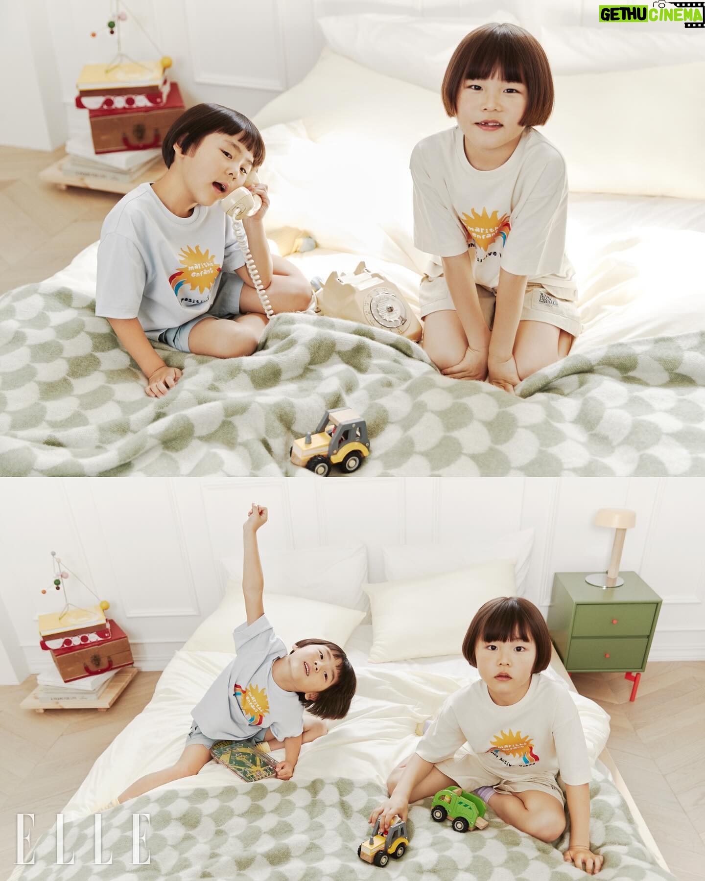 Kim Na-young Instagram - 마리떼와 엘르와 함께 즐겁게 찍은 우리 가족 화보가 짜잔🩵🦄🎡 @marithe_kr @marithe_enfant @ellekorea