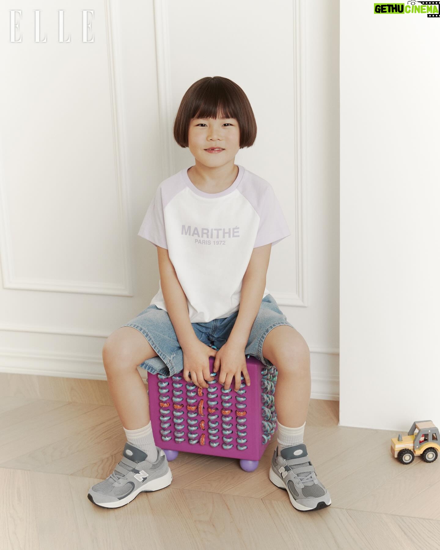 Kim Na-young Instagram - 마리떼와 엘르와 함께 즐겁게 찍은 우리 가족 화보가 짜잔🩵🦄🎡 @marithe_kr @marithe_enfant @ellekorea