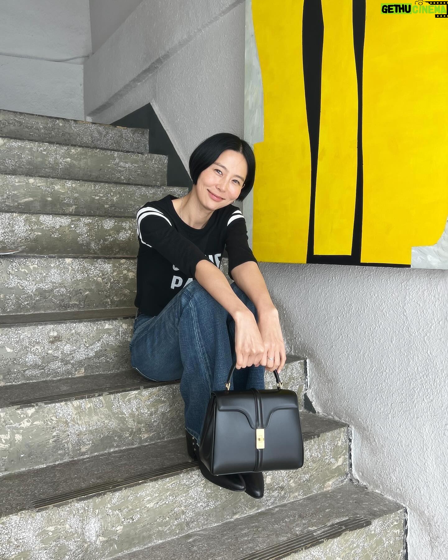 Kim Na-young Instagram - 내 맘에 쏙 드는 가방, 내 맘에 쏙 드는 데님 🖤🖤🖤🖤 #CELINEBYHEDISLIMANE #CELINE16