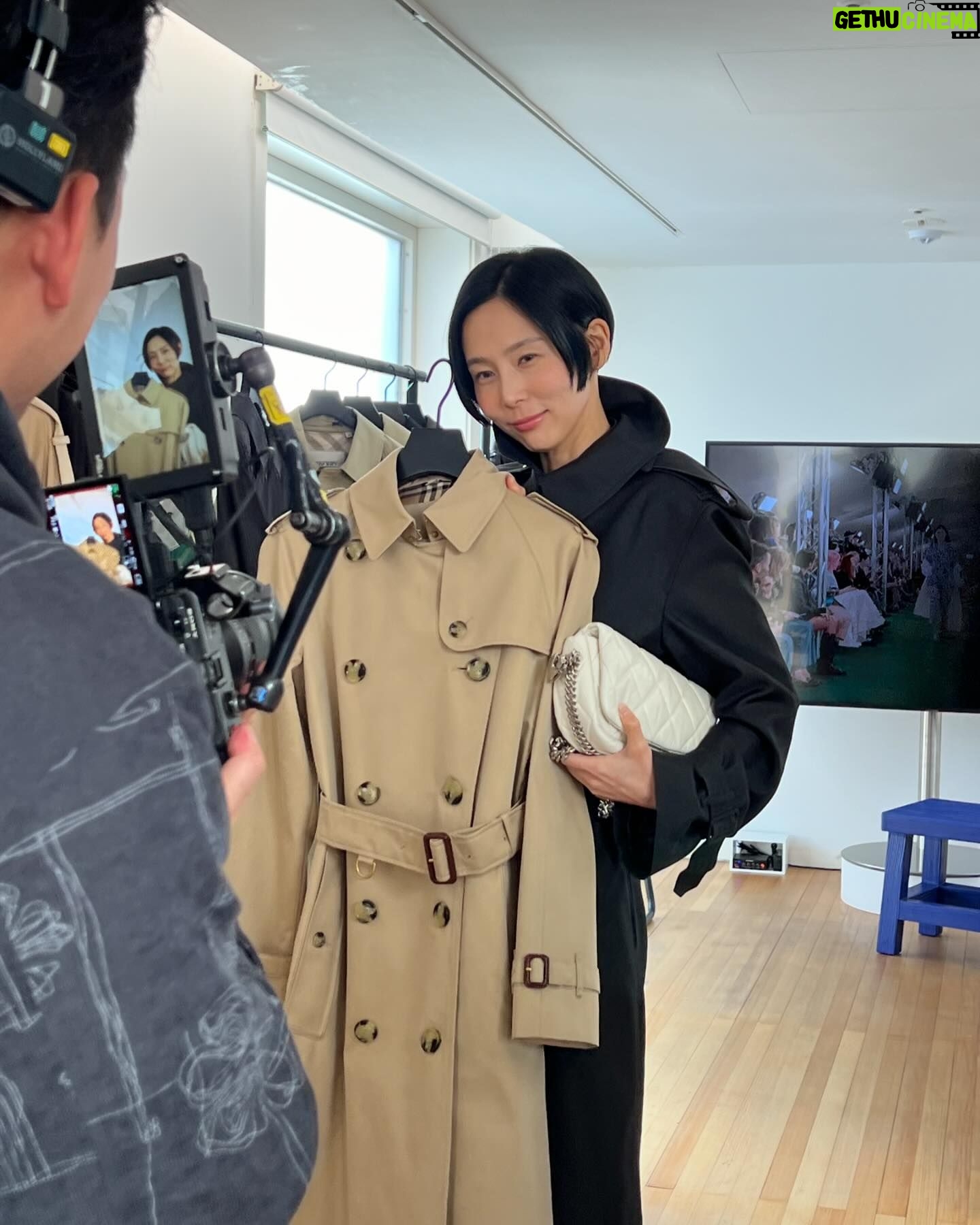 Kim Na-young Instagram - 어제는 버버리 SS24 컬렉션 프리젠테이션에 다녀왔지요👜🐻 #burberry #버버리
