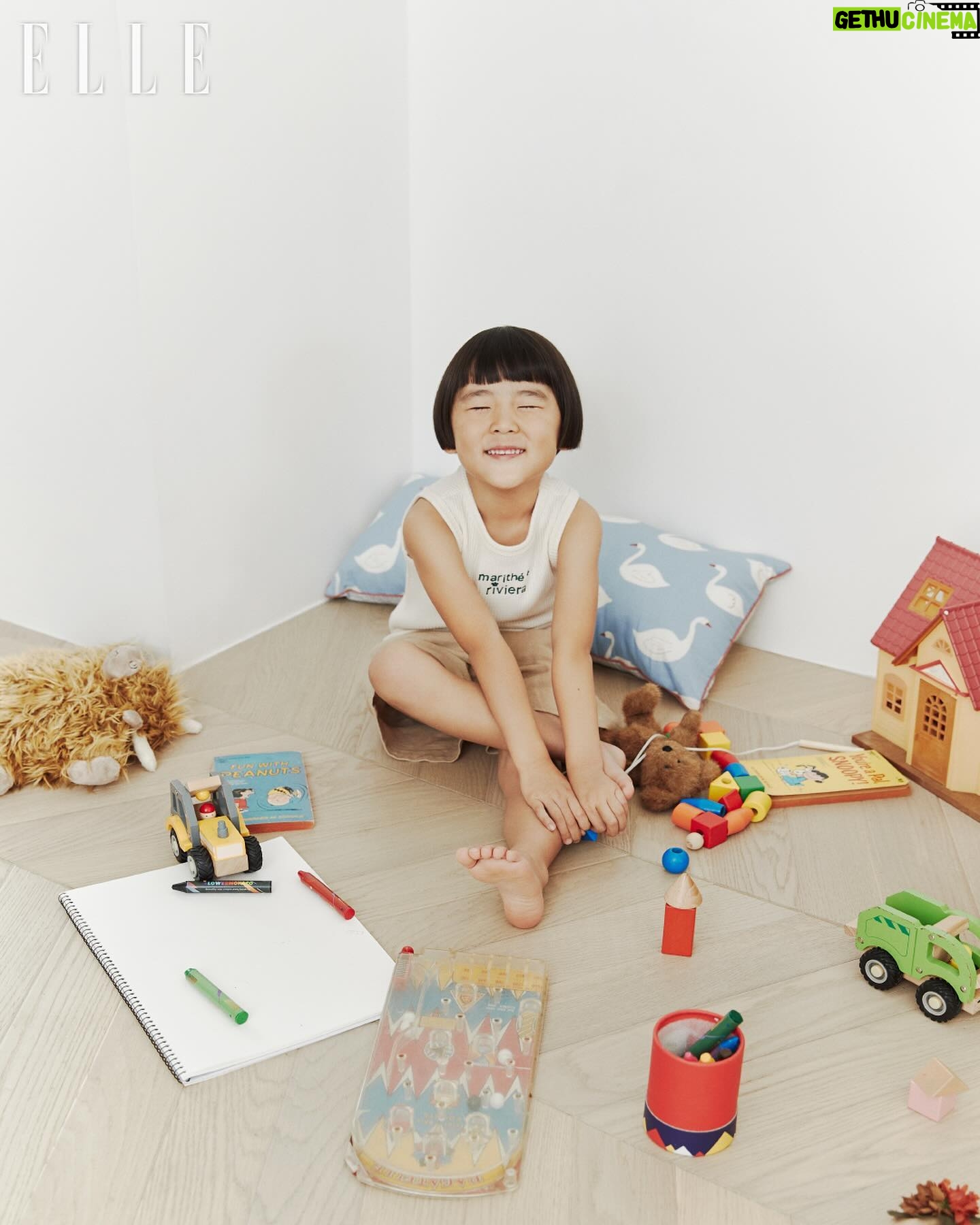 Kim Na-young Instagram - 마리떼와 엘르와 함께 즐겁게 찍은 우리 가족 화보가 짜잔🩵🦄🎡 @marithe_kr @marithe_enfant @ellekorea
