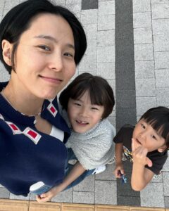 Kim Na-young Instagram - 날씨 너무 좋아서 우리셋이 걷다가 걷다가 잠수교 분수쇼까지! ‘오늘 쫌 행복했지?’ 하니까 ‘아니 많이 행복했어’ ♥️🖤🩵🩷💚🩶💛💙💜🧡