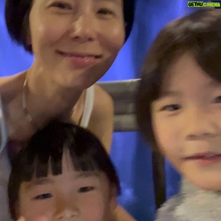 Kim Na-young Instagram - 날씨 너무 좋아서 우리셋이 걷다가 걷다가 잠수교 분수쇼까지! ‘오늘 쫌 행복했지?’ 하니까 ‘아니 많이 행복했어’ ♥️🖤🩵🩷💚🩶💛💙💜🧡