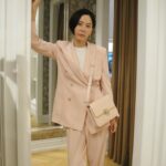 Kim Na-young Instagram - 랄프 로렌 컬렉션의 2024 프리-스프링 & 리조트 컬렉션 입어보고 왔는데 저 곰돌이 니트 짱귀요🖤🧸 봄을 정통으로 맞은 우아한 핑크 수트까지 💕🎀🌷 #광고 #RLCollection #RL888 #랄프로렌컬렉션