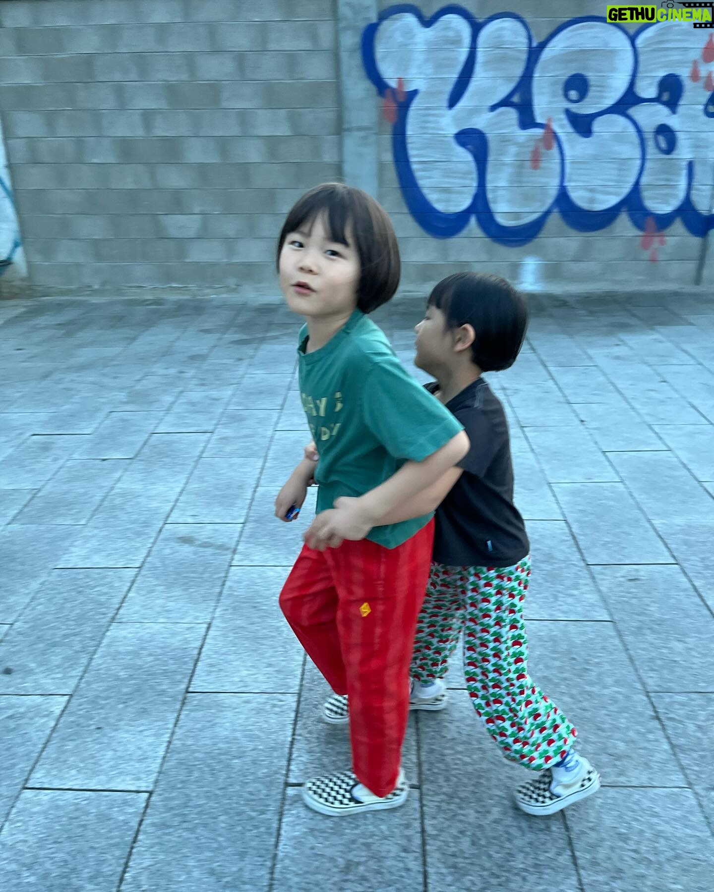 Kim Na-young Instagram - 날씨 너무 좋아서 우리셋이 걷다가 걷다가 잠수교 분수쇼까지! ‘오늘 쫌 행복했지?’ 하니까 ‘아니 많이 행복했어’ ♥️🖤🩵🩷💚🩶💛💙💜🧡