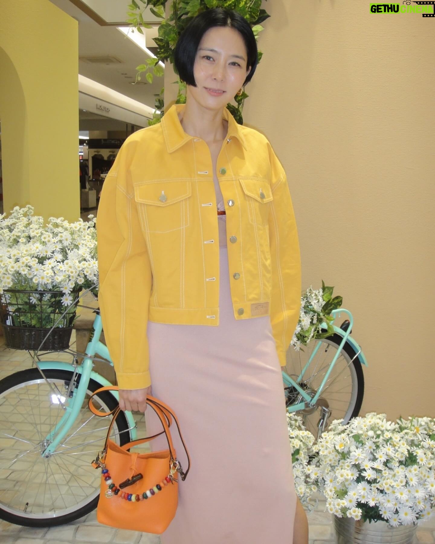 Kim Na-young Instagram - 롱샴, 들어보고 입어보고 왔습니다.💛 #longchamp #롱샴로조