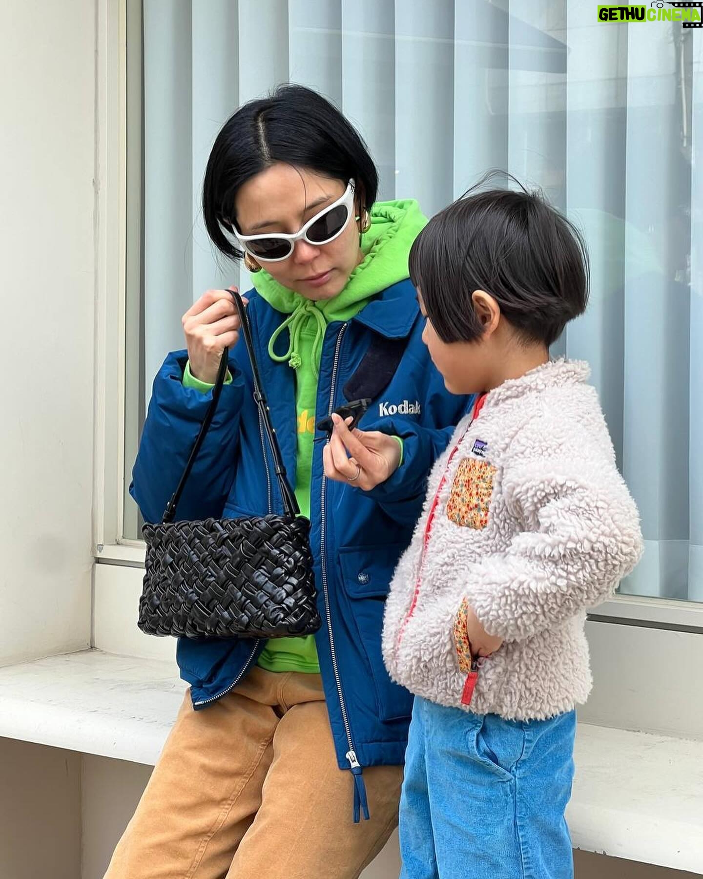 Kim Na-young Instagram - 동네산책으로 시작해서 페이스갤러리, 국립중앙박물관까지 돌고 오잉 노가리칩 쇼핑으로 마무리 한 어느 행복하던 날 ♥️🩷💛🩵💙💚