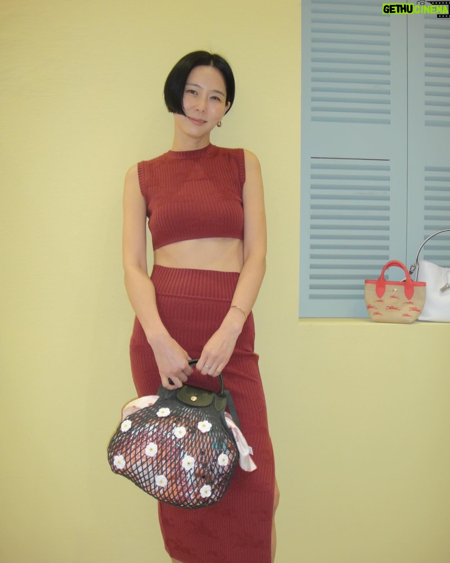Kim Na-young Instagram - 롱샴, 들어보고 입어보고 왔습니다.💛 #longchamp #롱샴로조