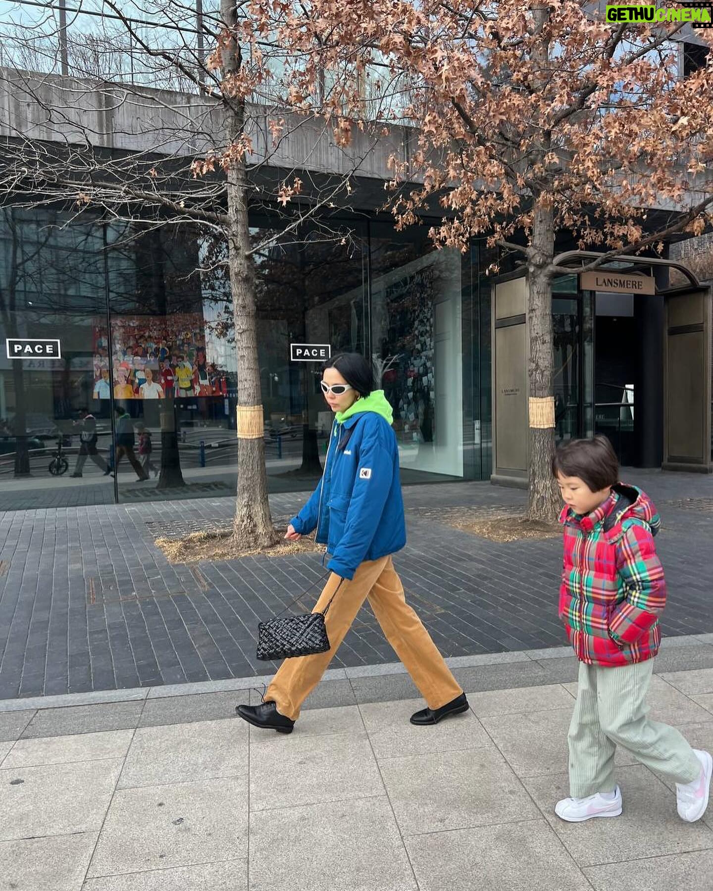 Kim Na-young Instagram - 동네산책으로 시작해서 페이스갤러리, 국립중앙박물관까지 돌고 오잉 노가리칩 쇼핑으로 마무리 한 어느 행복하던 날 ♥️🩷💛🩵💙💚