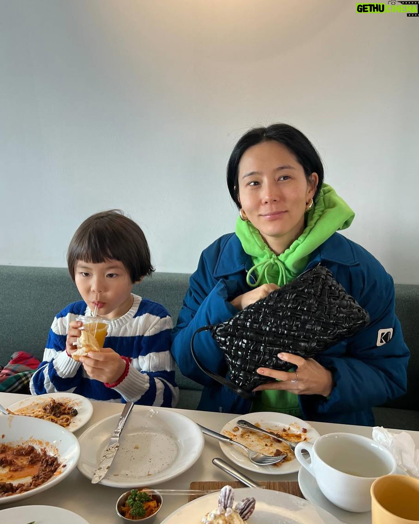 Kim Na-young Instagram - 동네산책으로 시작해서 페이스갤러리, 국립중앙박물관까지 돌고 오잉 노가리칩 쇼핑으로 마무리 한 어느 행복하던 날 ♥️🩷💛🩵💙💚