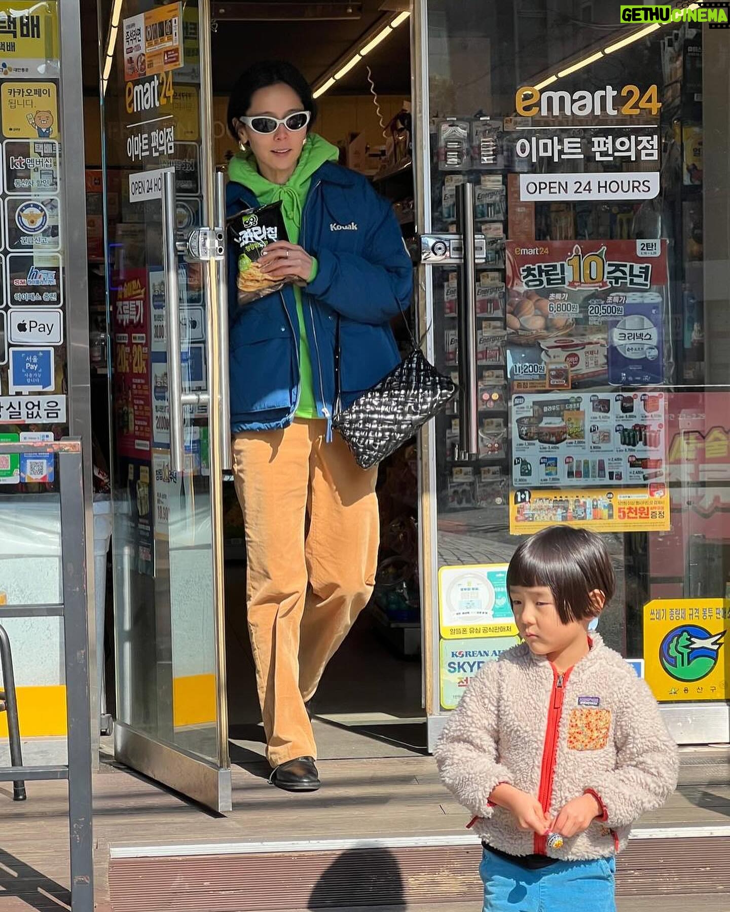Kim Na-young Instagram - 동네산책으로 시작해서 페이스갤러리, 국립중앙박물관까지 돌고 오잉 노가리칩 쇼핑으로 마무리 한 어느 행복하던 날 ♥️🩷💛🩵💙💚