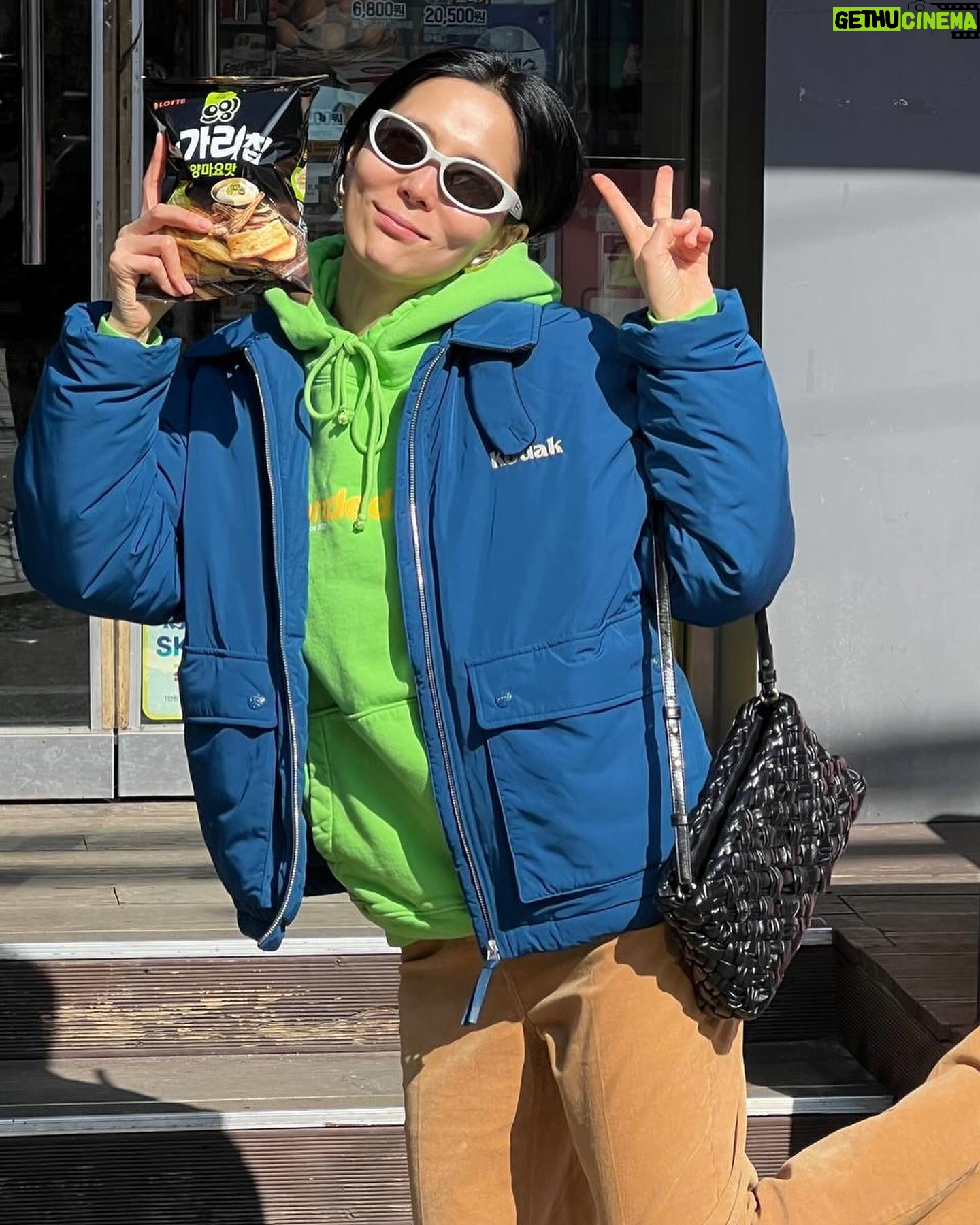 Kim Na-young Instagram - 동네산책으로 시작해서 페이스갤러리, 국립중앙박물관까지 돌고 오잉 노가리칩 쇼핑으로 마무리 한 어느 행복하던 날 ♥️🩷💛🩵💙💚