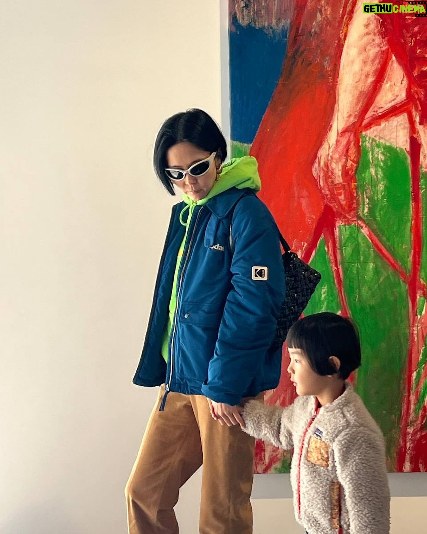 Kim Na-young Instagram - 동네산책으로 시작해서 페이스갤러리, 국립중앙박물관까지 돌고 오잉 노가리칩 쇼핑으로 마무리 한 어느 행복하던 날 ♥️🩷💛🩵💙💚
