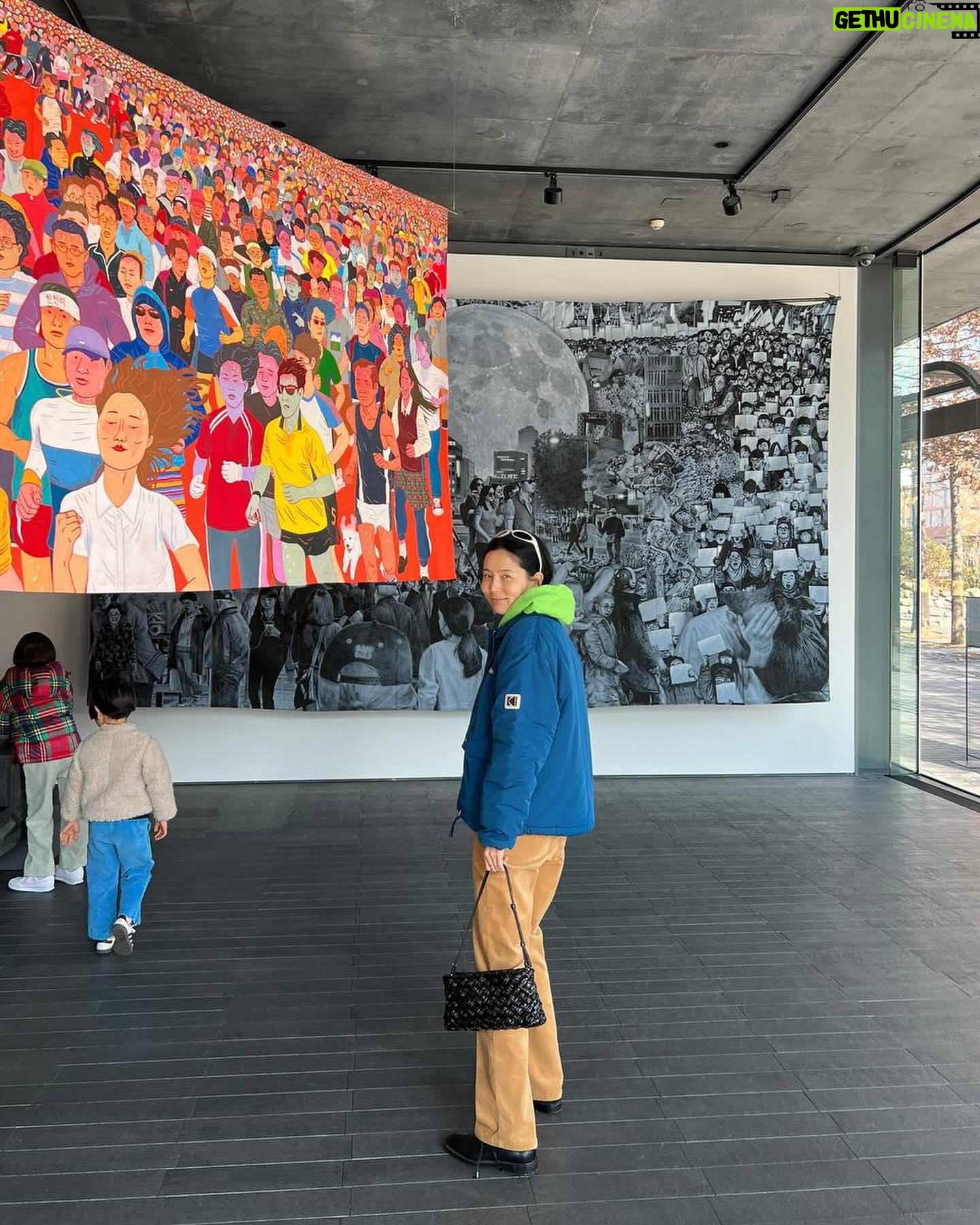 Kim Na-young Instagram - 동네산책으로 시작해서 페이스갤러리, 국립중앙박물관까지 돌고 오잉 노가리칩 쇼핑으로 마무리 한 어느 행복하던 날 ♥️🩷💛🩵💙💚