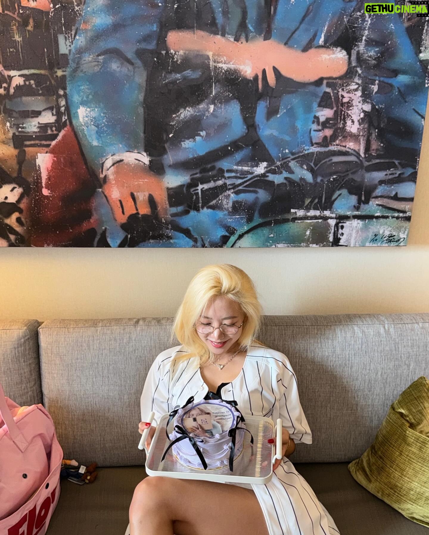 Kim Nam-joo Instagram - I love it 🖤 Thank you #Taiwan 🐼