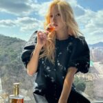 Kim Nam-joo Instagram - 잠깐의 휴식 💋 오랜 숙성 진한 몰트향 묵직한 버터향의 밸런스가 완벽한 클래식한 정통 스카치 위스키 윈저와 함께🥃 Please Drink Responsibly. 지나친 음주는 뇌졸중, 기억력 손상이나 치매를 유발합니다. 임신 중 음주는 기형아 출생 위험을 높입니다. #광고 #윈저 #스카치위스키 #원저21