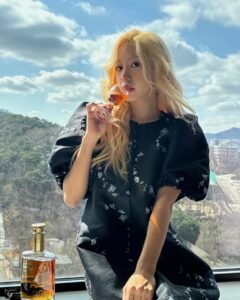 Kim Nam-joo Instagram - 잠깐의 휴식 💋 오랜 숙성 진한 몰트향 묵직한 버터향의 밸런스가 완벽한 클래식한 정통 스카치 위스키 윈저와 함께🥃 Please Drink Responsibly. 지나친 음주는 뇌졸중, 기억력 손상이나 치매를 유발합니다. 임신 중 음주는 기형아 출생 위험을 높입니다. #광고 #윈저 #스카치위스키 #원저21