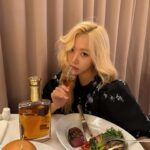 Kim Nam-joo Instagram - 잠깐의 휴식 💋 오랜 숙성 진한 몰트향 묵직한 버터향의 밸런스가 완벽한 클래식한 정통 스카치 위스키 윈저와 함께🥃 Please Drink Responsibly. 지나친 음주는 뇌졸중, 기억력 손상이나 치매를 유발합니다. 임신 중 음주는 기형아 출생 위험을 높입니다. #광고 #윈저 #스카치위스키 #원저21