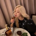 Kim Nam-joo Instagram - 잠깐의 휴식 💋 오랜 숙성 진한 몰트향 묵직한 버터향의 밸런스가 완벽한 클래식한 정통 스카치 위스키 윈저와 함께🥃 Please Drink Responsibly. 지나친 음주는 뇌졸중, 기억력 손상이나 치매를 유발합니다. 임신 중 음주는 기형아 출생 위험을 높입니다. #광고 #윈저 #스카치위스키 #원저21
