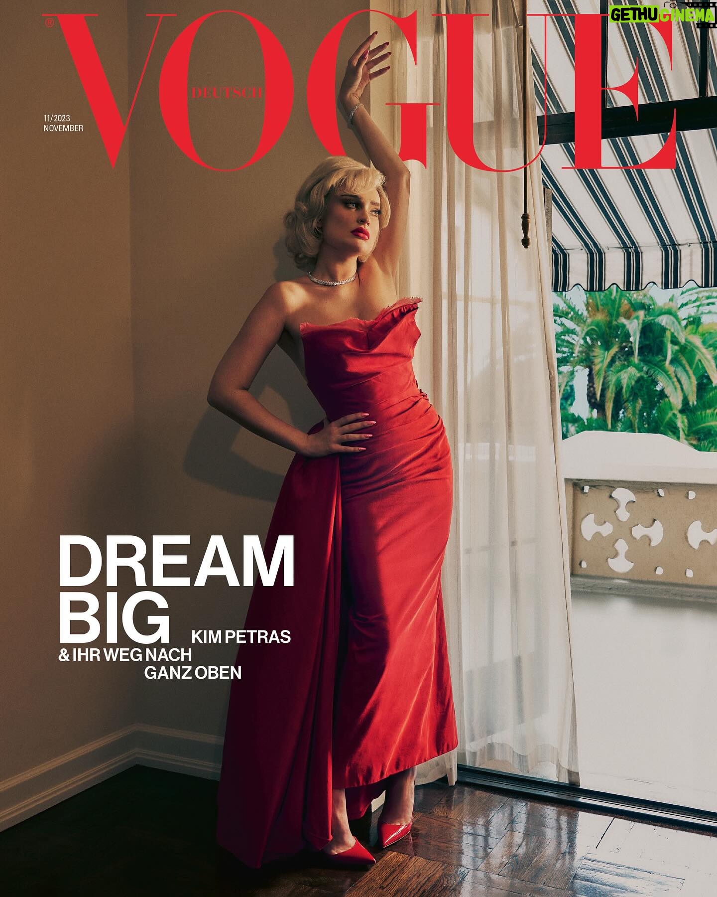 Kim Petras Instagram - @KimPetras ist der Cover-Star unserer November-Ausgabe mit der Titelzeile "dream big". Im Februar 2023 gewann sie als erste deutsche Popsängerin einen Grammy in einer der Hauptkategorien, nun ist sie auf Tour und kommt auch bald nach Deutschland. Im Cover-Interview wird klar: neben ihrem Talent haben sie ihr Arbeitsethos und der Glaube an sich selbst zum Weltstar gemacht. Mehr erfahren Sie auf VOGUE.de (Link in der Bio) und ab Samstag, 4. November 2023 im neuen Heft. @KimPetras is the cover star of @voguegermany's November issue with the cover line "dream big". In February 2023, she became the first German pop singer to win a Grammy in one of the main categories. Now she's on tour and coming to Germany soon. In the cover story it becomes clear: in addition to her talent, her work ethic and belief in herself have made her a world star. Click the link in our bio to read the interview in full, on newsstands 4 November 2023. #voguegermany #voguecover #kimpetras (Cover-Star: @kimpetras für @voguegermany; Foto: @micaiahcarter; Styling: @luxurylaw; Head of Editorial Content: @_kerstinweng; Haare: @evaniefrausto; Assistenz: @austinnweberr, @sokina_hamrabaeva; Make-up: @ernestocasillas; Assistenz: @tysandersonbeauty; Maniküre: @britneytokyo; Set Design: #bryanporter; Assistenz: @ronnieburress; Modeassistenz: @cassymeier_stylist, @mxprz; Lighting Director: @bummy_koepenick; Fotoassistenz: @samrrr5, @nicholascaiazza; Tailoring: #susiekourinian; Produktion: @ctdinc; Assistenz: @frankiebenkovic, nicodexico, @matlaflama; Casting: @dominikwho; Visual Director: @jamiedspence; Global Creative Director: @juancp; Redaktion: @mariahunstig; Mit besonderem Dank an das Hotel @chateaumarmont; Kim Petras trägt ein Kleid von @jasonwu, Kette von @cartier und Schuhe von @louboutinworld)