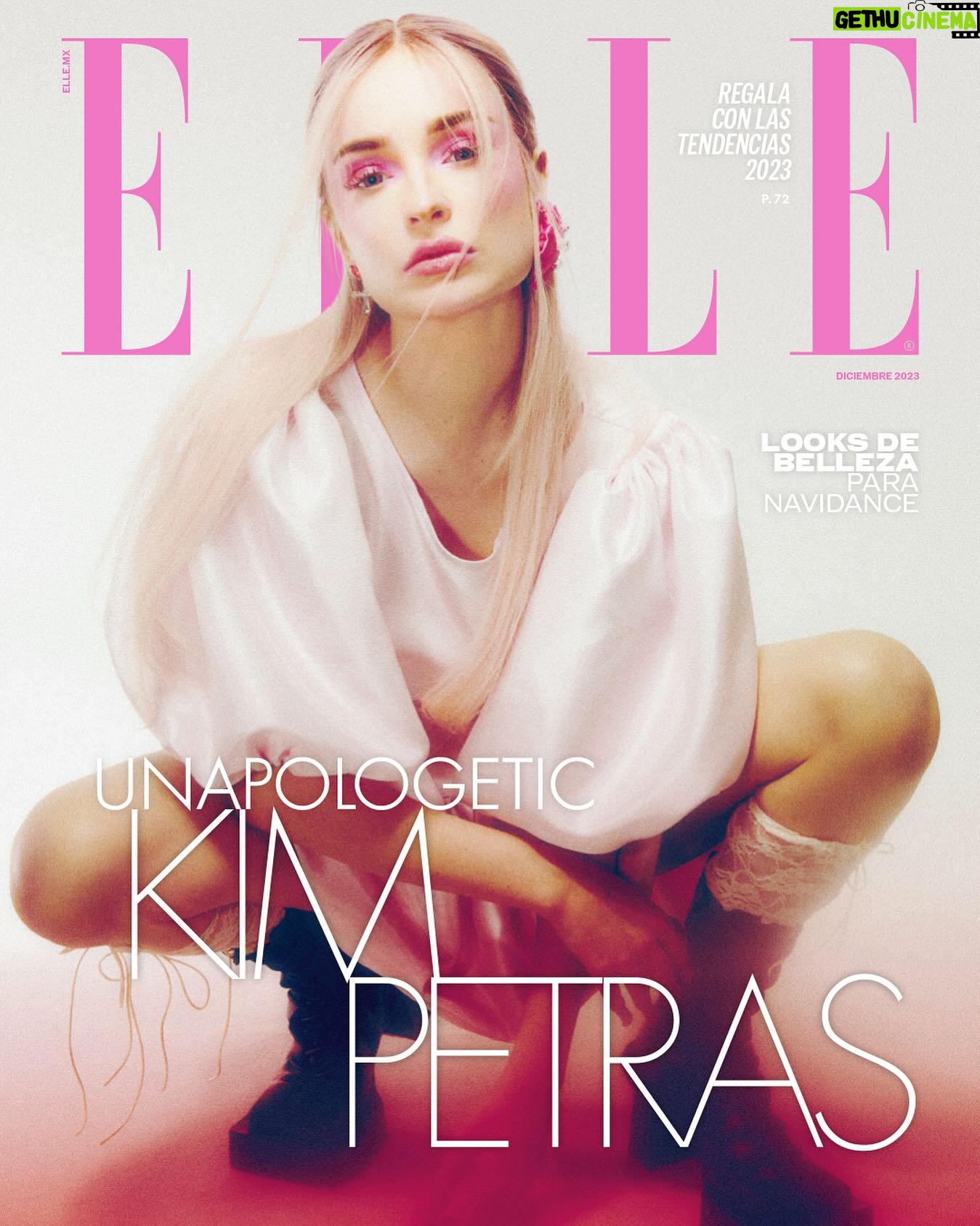 Kim Petras Instagram - Kim Petras es la definición de “unapologetic” y es gracias a su autenticidad y poco reparo en lo que piensen los demás sobre ella es que se ha convertido en el icono de una nueva generación. Con sus últimas dos producciones, Problématique y Feed The Beast, Kim reivindica el poder de la sexualidad y el empoderamiento que hay en apropiarse de las palabras que fueron hechas para lastimar. #KimPetrasEnELLE Foto: @khristio Entrevista: @jordilrivas Producción: @ximenamorfin y @aaalons para #ELLEMéxico Maquillaje: @gilbert_soliz @forwardartists usando @maccosmetics Coach de movimiento: @annachorneyko Pelo: @meli_dee @forwardartists Estilismo: @jess.en.ingless Asistente de Estilismo: @jimmy.her_ Asistente de Foto: @_chrisstoper @jeancarlodg Uñas: @zai.vega Diseño de Set: @lafer_sastre y @jerrysplans Asistente de Producción: @vinisiacx Editora general: @candanoclau Look: vestido @mariaanashop , aretes @sidejob_jewelry y @bimbaylola , calcetas @almmmami , botas @cruda_cruda