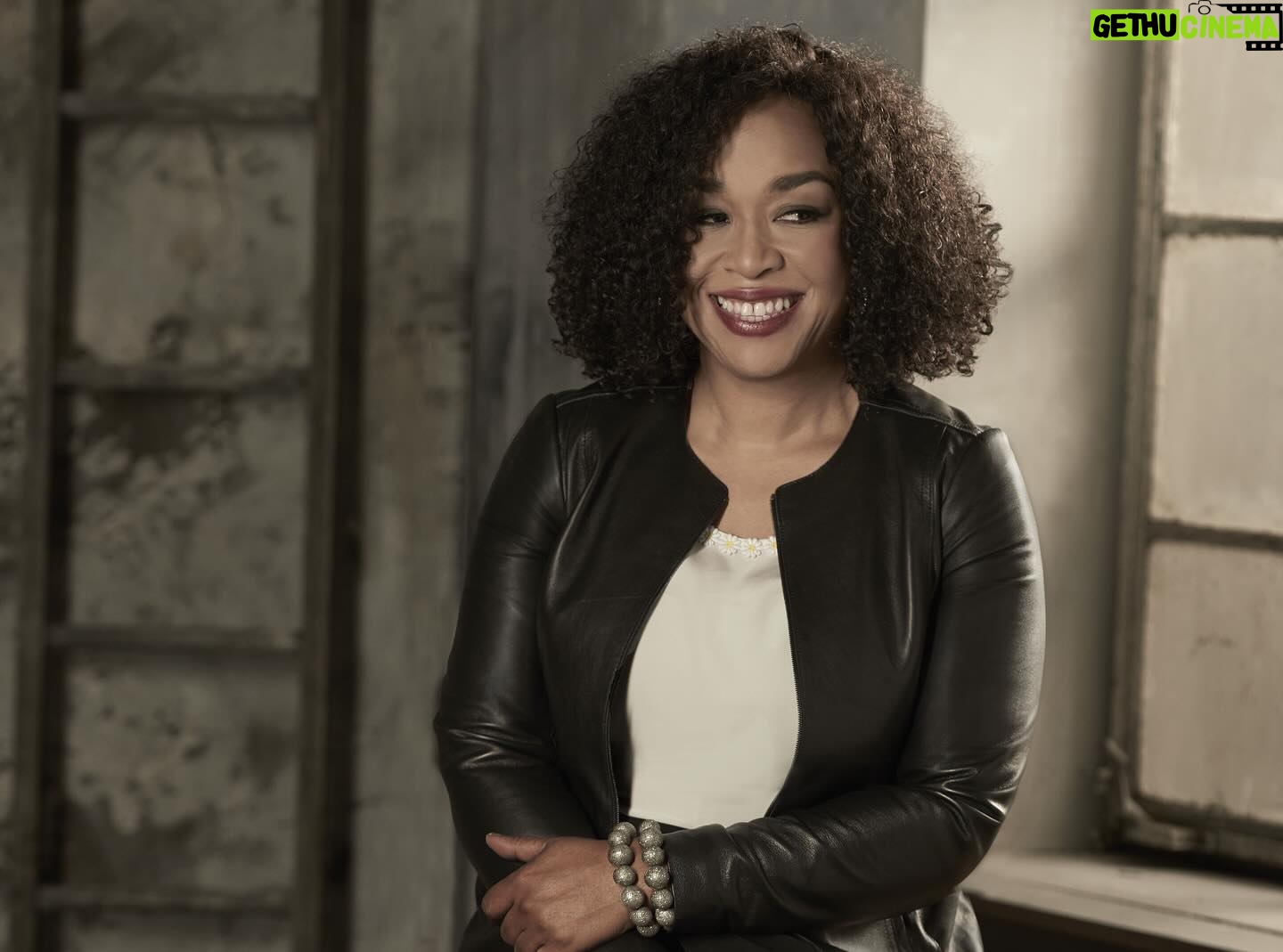 Kim Raver Instagram - Happy birthday to this beautiful magic maker, the incredible @shondarhimes!!